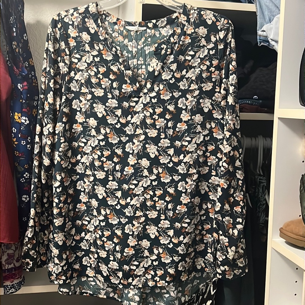 Flowery green blouse with pleats in the back